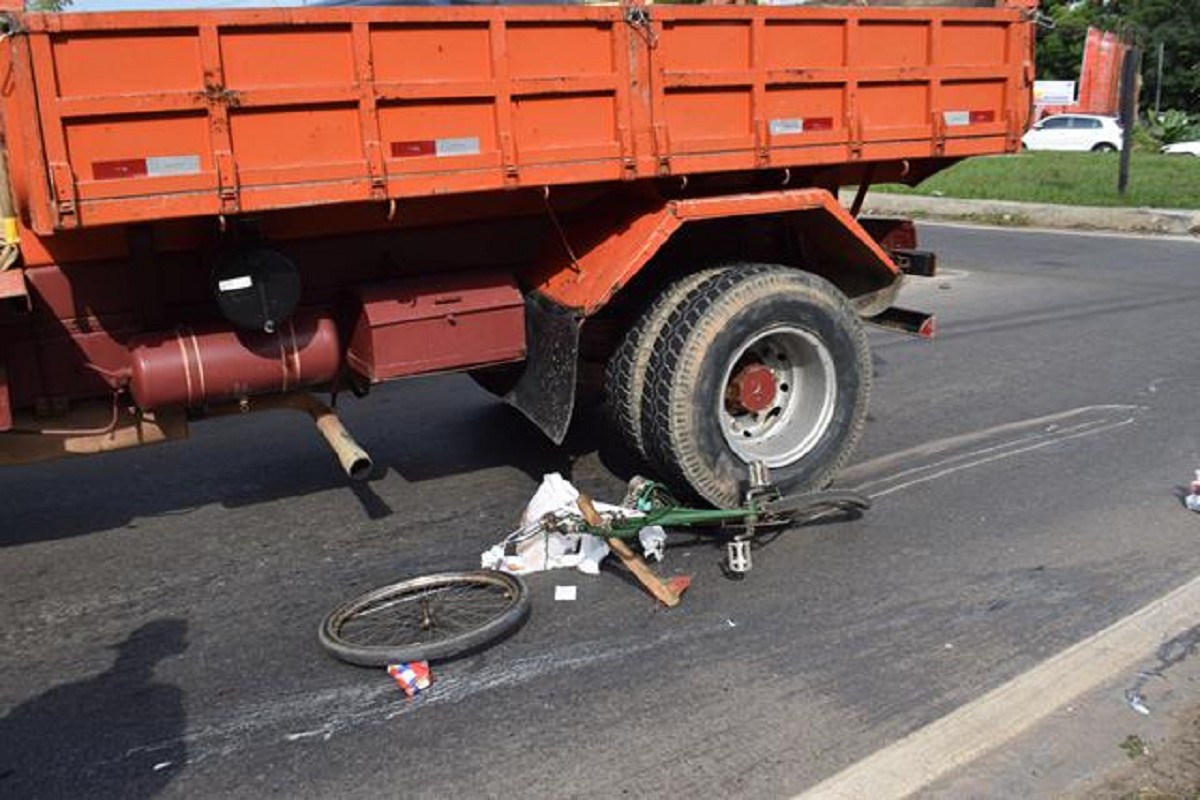 Idoso morre após ser atingido por caminhão na BR-116, em Muriaé