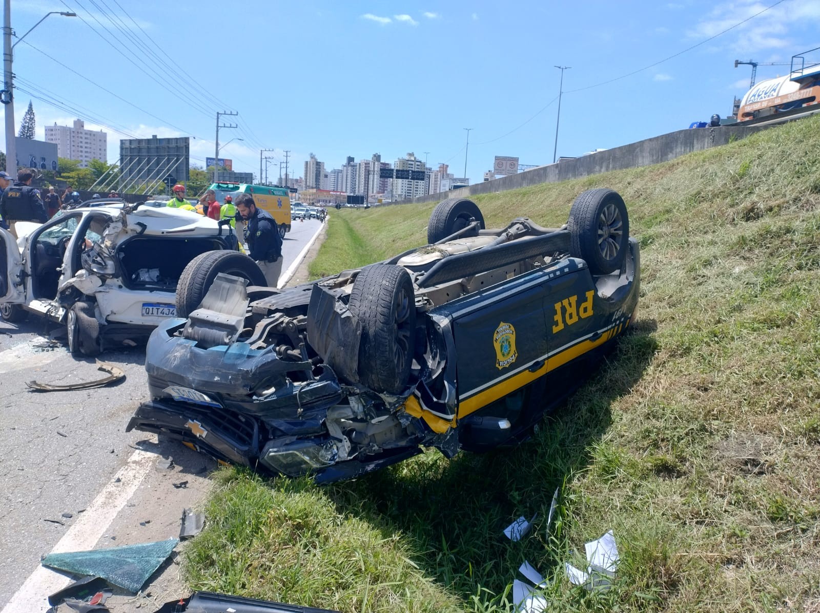 Mulher fica presa às ferragens após acidente entre carro, viatura da PRF e caminhão em SC