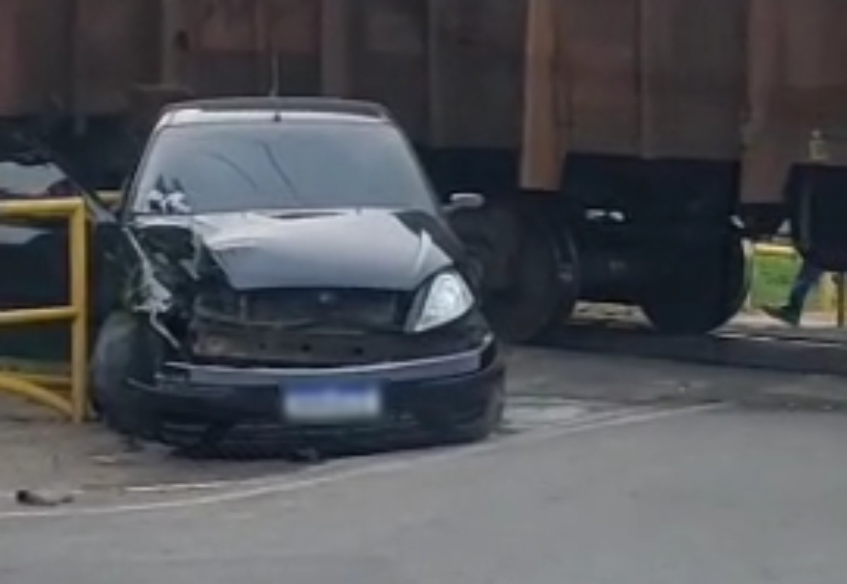 Carro atinge trem em Paraíba do Sul