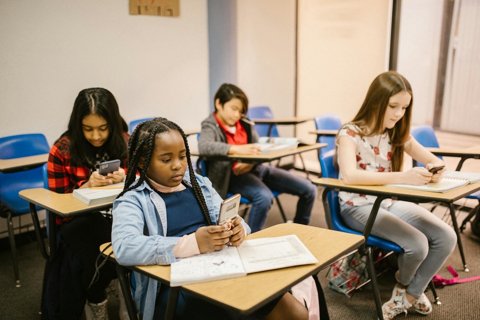 Crianças estudantes com celular em sala de aula de escola — Foto: RDNE Stock project/Pexels