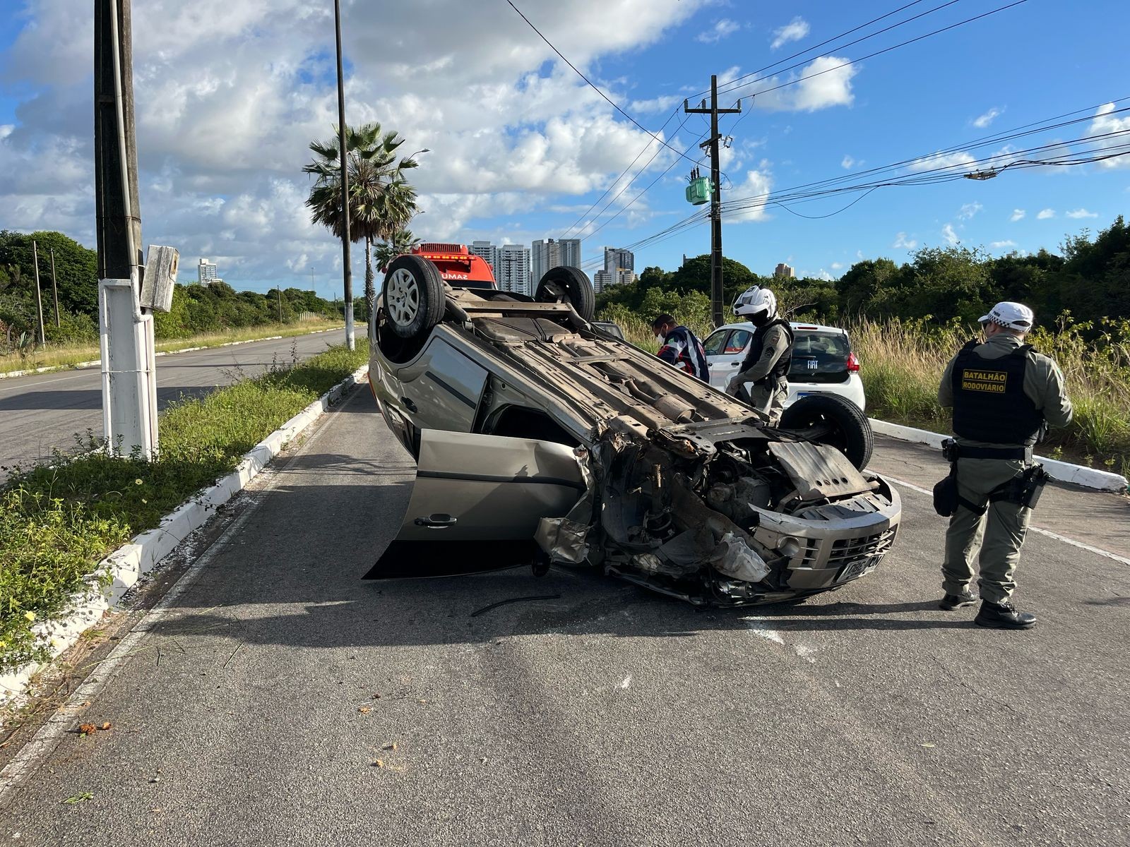 Carro bate em árvore e capota na Rota do Sol em Natal