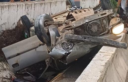 VÍDEO: Carro capota na BR-104 em Caruaru e deixa cinco feridos