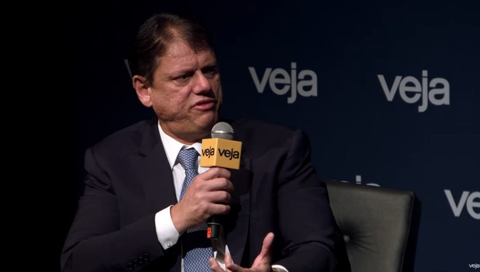 tarcisio-na-veja Privatização da Sabesp: Haddad e Tarcísio divergem sobre transparência e resultados em debate na capital