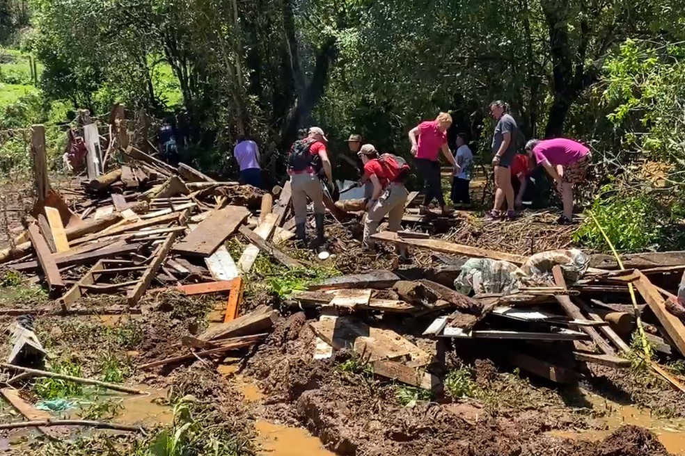 Buscas contaram com mais de 40 bombeiros — Foto: Defesa Civil do Paraná