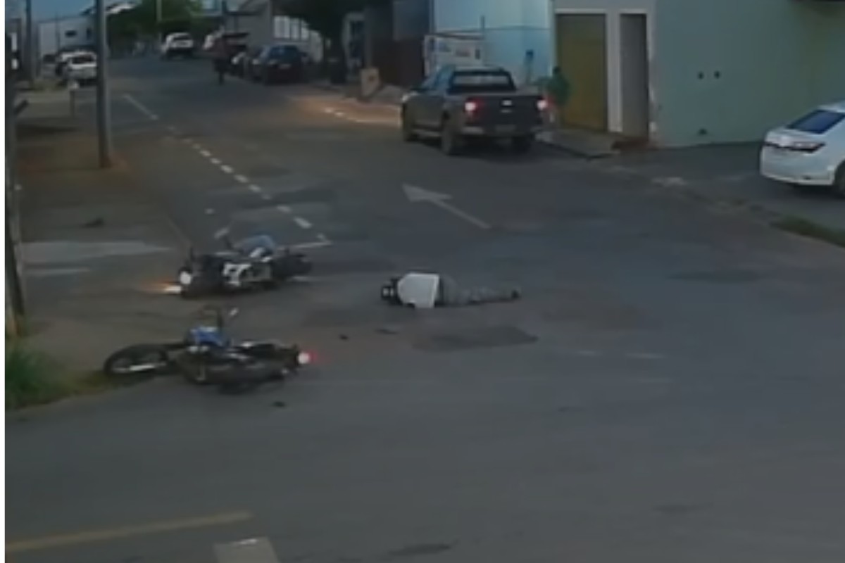 VÍDEO: Acidente em cruzamento deixa dois motociclistas feridos em MG