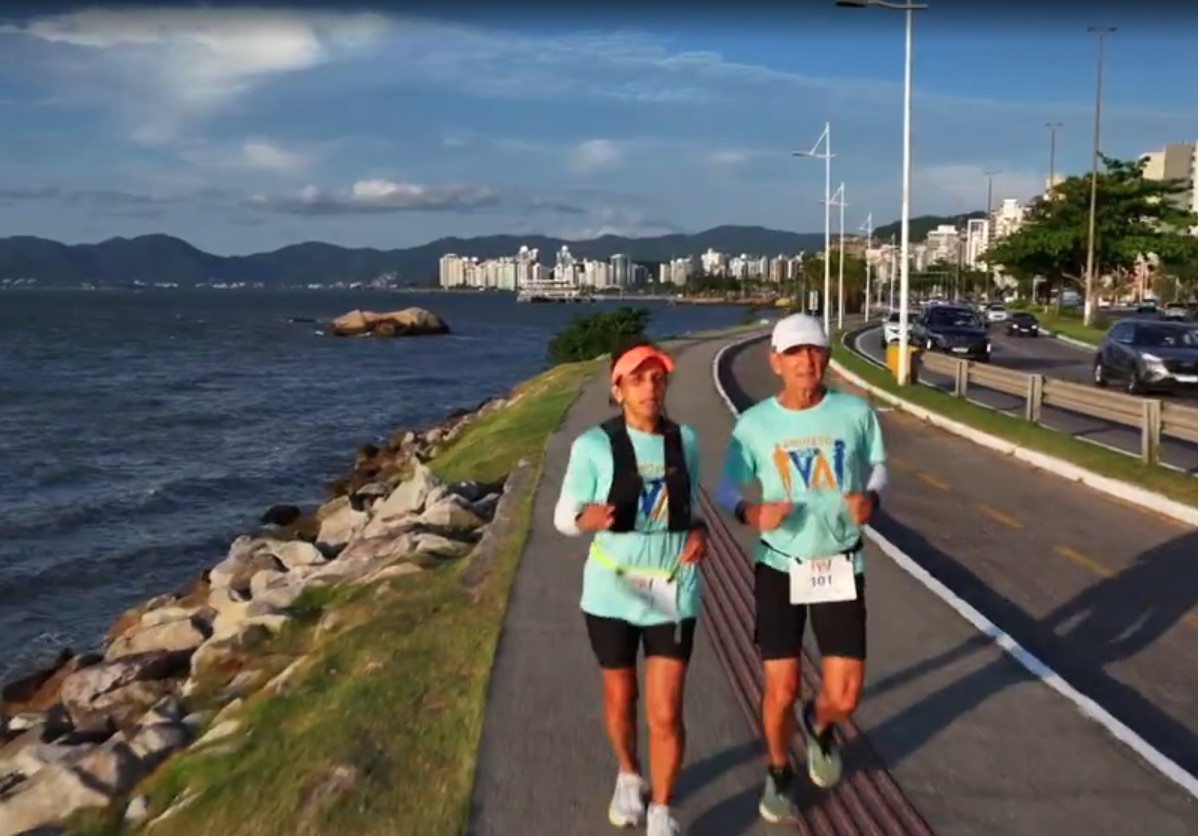 Casal corre 21 km todos os dias durante 3 meses em Florianópolis e busca recorde mundial 