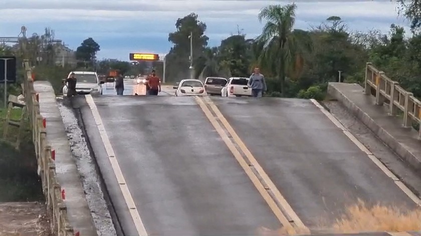 VÍDEO: Ponte de rodovia é destruída pela água em Santa Maria
