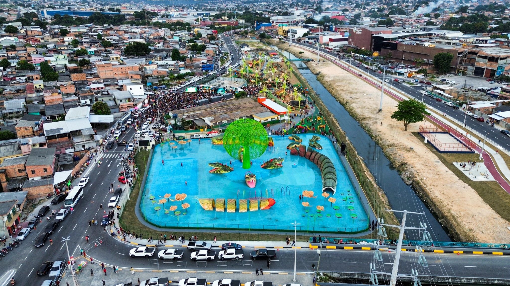 Praça molhada do parque Gigantes da Floresta fecha para manutenção em Manaus