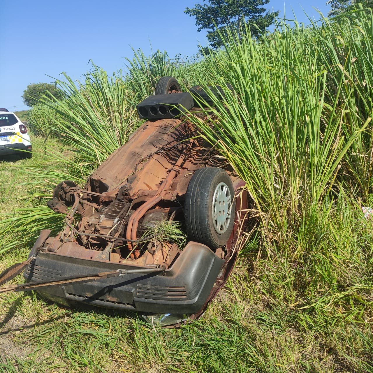 Capotamento de carro em estrada de acesso deixa motorista gravemente ferido em Teodoro Sampaio