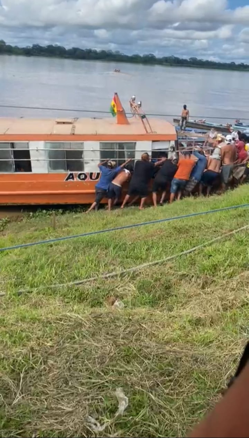 Homens tiram embarcação da água durante protesto no porto fluvial de RO — Foto: Reprodução/Redes Sociais