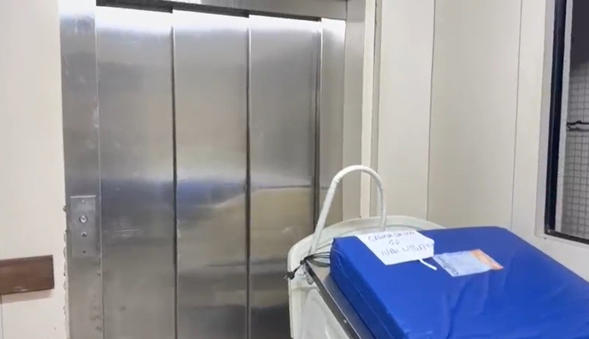 Com elevadores quebrados, pacientes do maior hospital público do RN são levados por escadas amarrados em macas