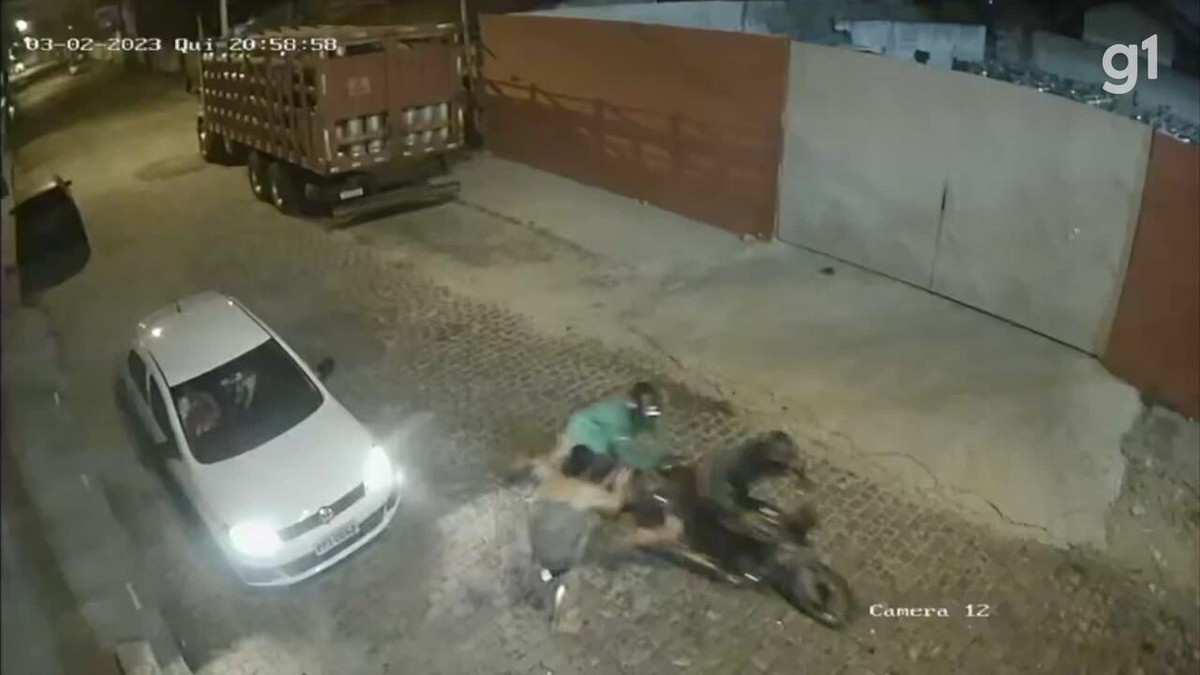 Vídeo mostra momento em que grávida de 8 meses é atingida por tiros, em  Campos, e mãe tenta segurar a moto