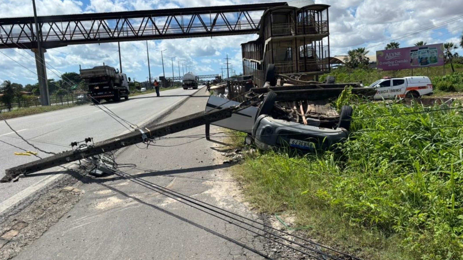 Carro com reboque capota e derruba poste em rodovia na Grande Fortaleza