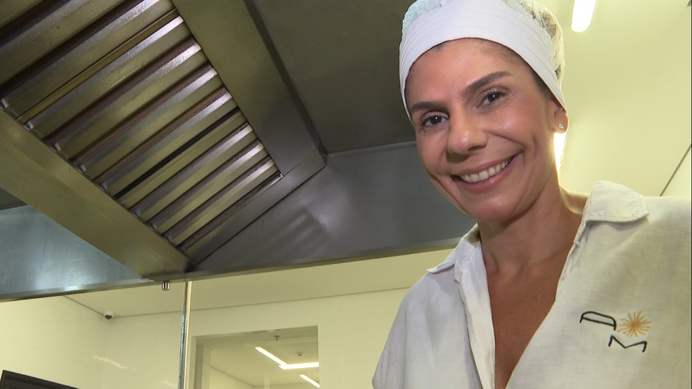 A chef de cozinha cuiabana Ariane Malouf é quem prepara a receita e contou sobre a sua relação com o prato — Foto: TVCA