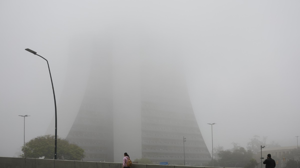 FOTO: Ponto turístico de Porto Alegre, 'prédio do skate' amanhece encoberto por neblina 
