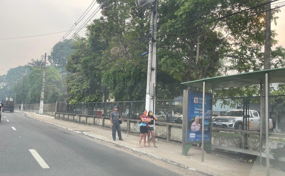 Pessoas voltam a usar máscaras após onda de fumaça se agravar. — Foto: Matheus Castro/g1