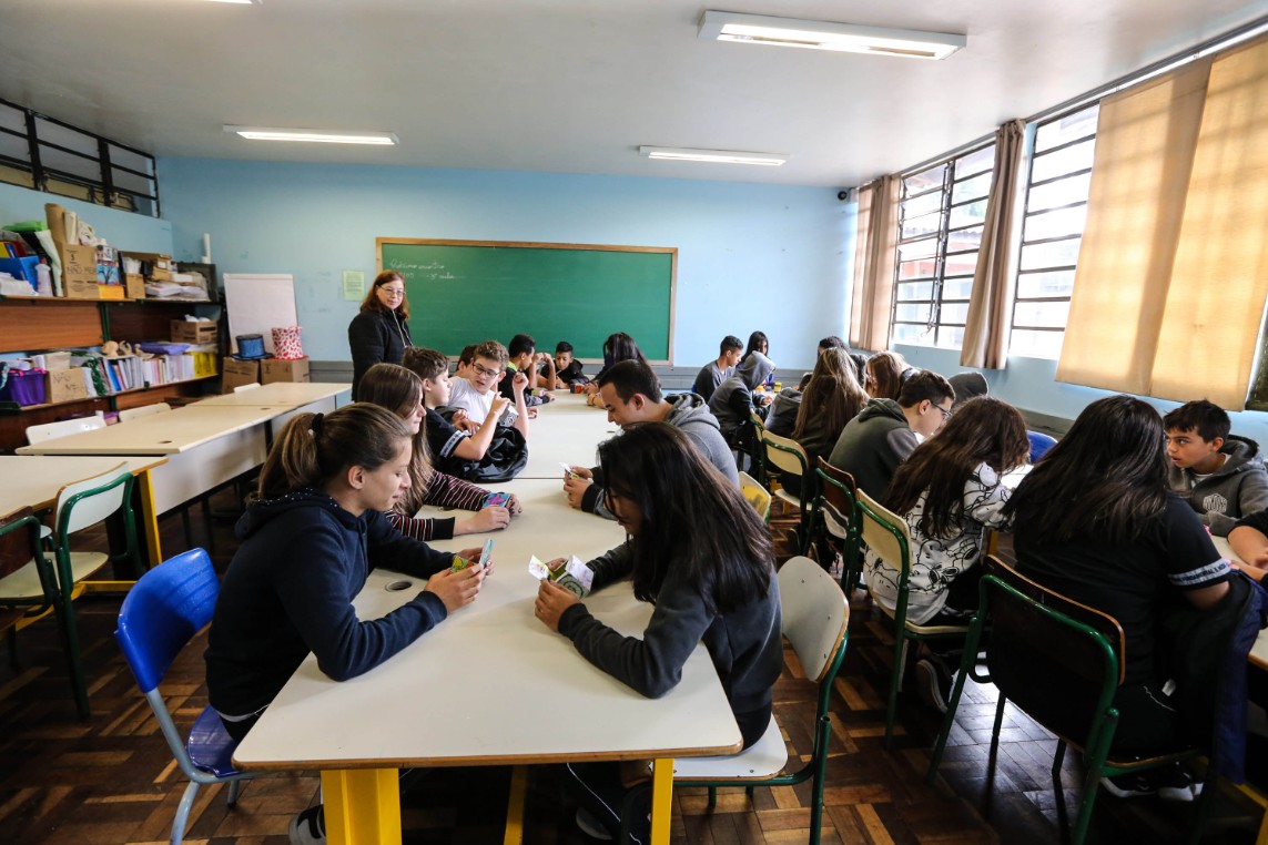 Secretaria de Educação do Paraná faz PSS para contratar professores; salários chegam a R$ 6.158,04