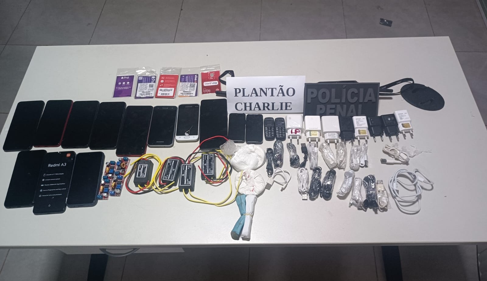 Polícia Penal apreende celulares e eletrônicos escondidos em Centro de Ressocialização e na PCE em Cuiabá