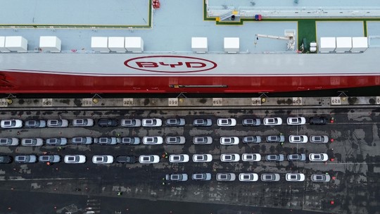 Investimento chinês dobra no Brasil, que agora é o terceiro principal destino - Segundo o estudo do Conselho Empresarial Brasil China (CEBC), aportes da China no Brasil cresceram mais de 100% em 2024, com foco em energia e novos setores como veículos elétricos.
