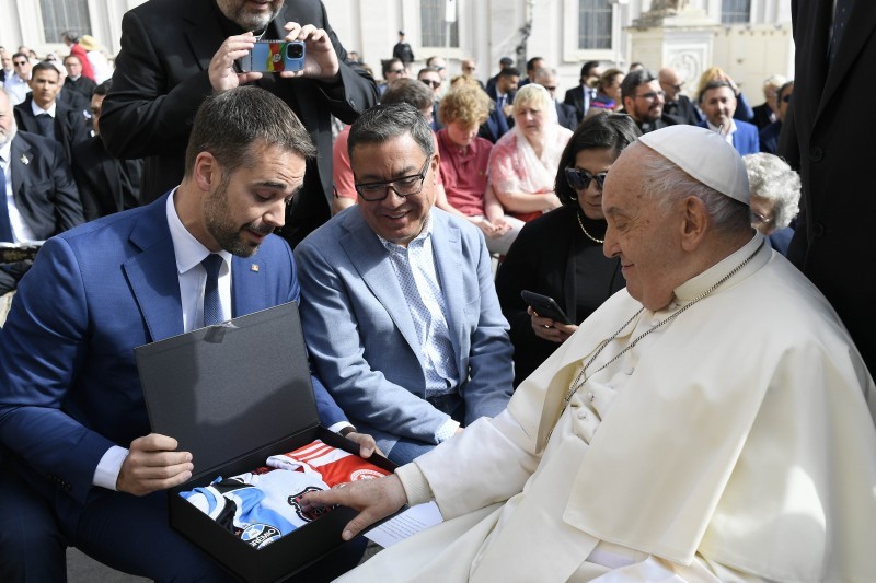 Governador do RS presenteia Papa Francisco com camisas do Brasil de Pelotas, Grêmio e Inter em visita ao Vaticano; veja vídeo 