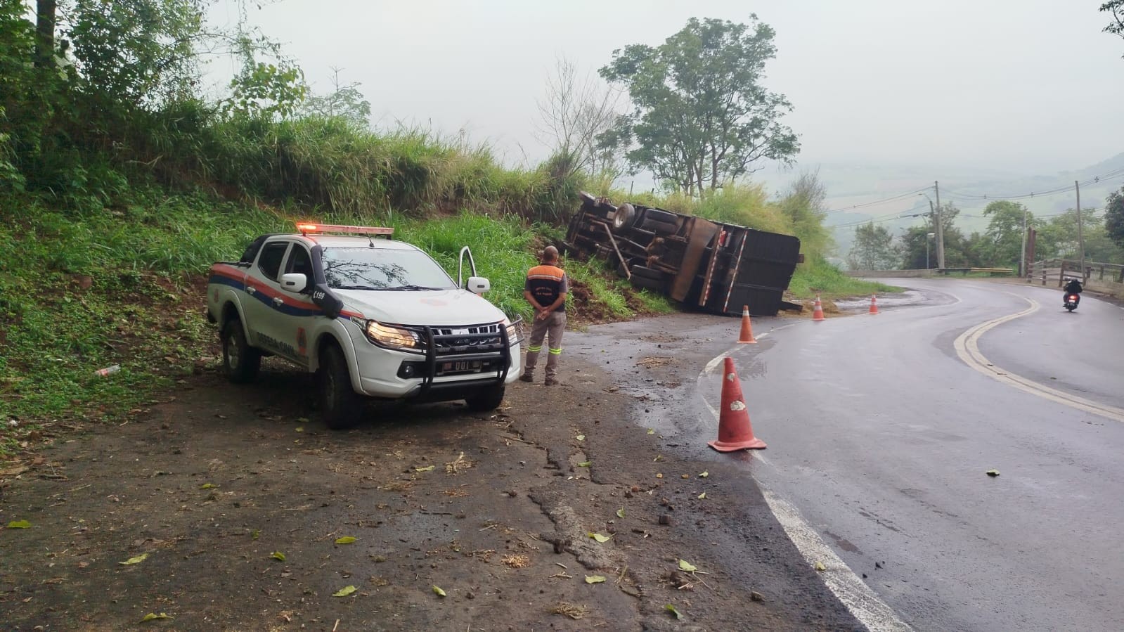 Caminhão carregado com 10 cavalos tomba na Serra do Itaqueri em São Pedro 