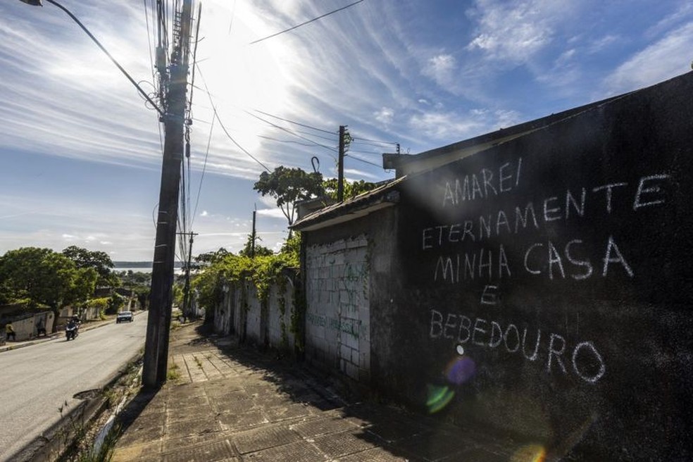 'Amarei eternamente minha casa', diz pichação em Bebedouro, um dos bairros afetados em Maceió — Foto: THIAGO SAMPAIO/EPA-EFE/REX/SHUTTERSTOCK/BBC