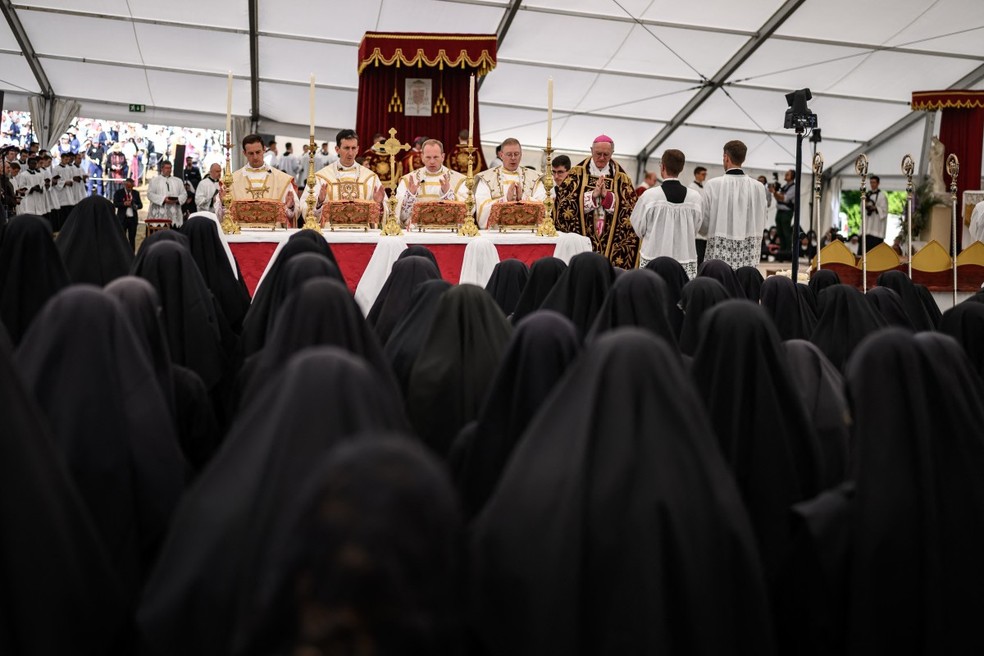 Consagração cismática de bispos realizada pela Fraternidade Sacerdotal São Pio X (FSSPX) em Écône, no oeste da Suíça, em 1º de julho de 2026 — Foto: FABRICE COFFRINI / AFP