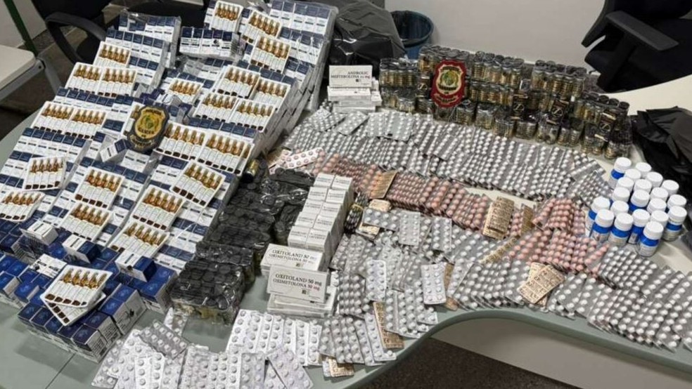 Centenas de anabolizantes e medicamentos foram apreendidos pela polícia na casa de homem preso por comercializar ilegalmente as substâncias em academias. — Foto: Polícia Civil/ Divulgação