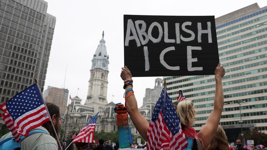 Pesquisas indicam que Trump foi longe demais em sua campanha contra os imigrantes - Em seis meses do segundo mandato, presidente dos EUA enfrenta a queda no apoio de americanos às batidas policiais e às deportações em massa.