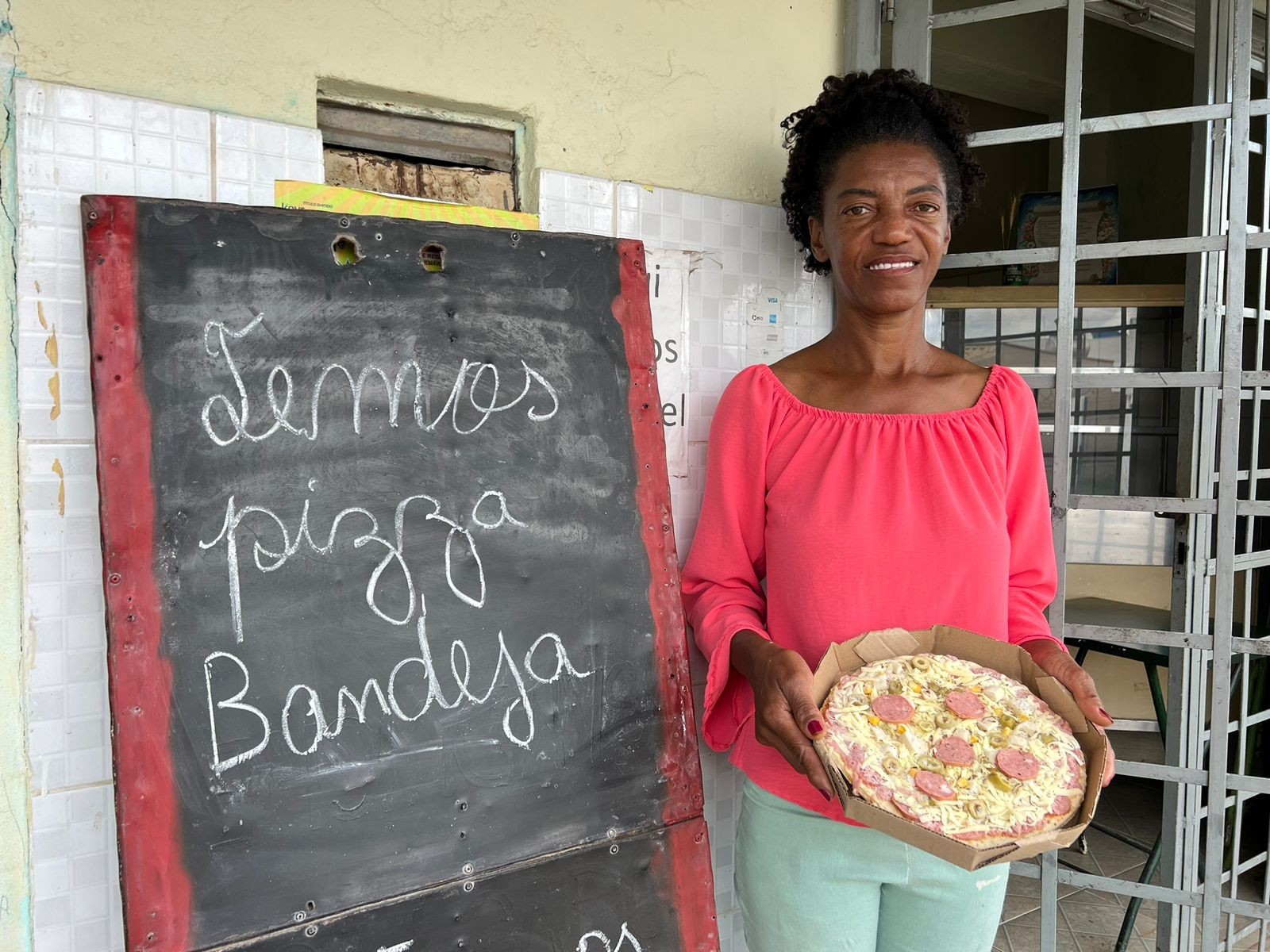Mineira supera depressão e alcoolismo e transforma lanchonete em pizzaria de sucesso no bairro onde mora