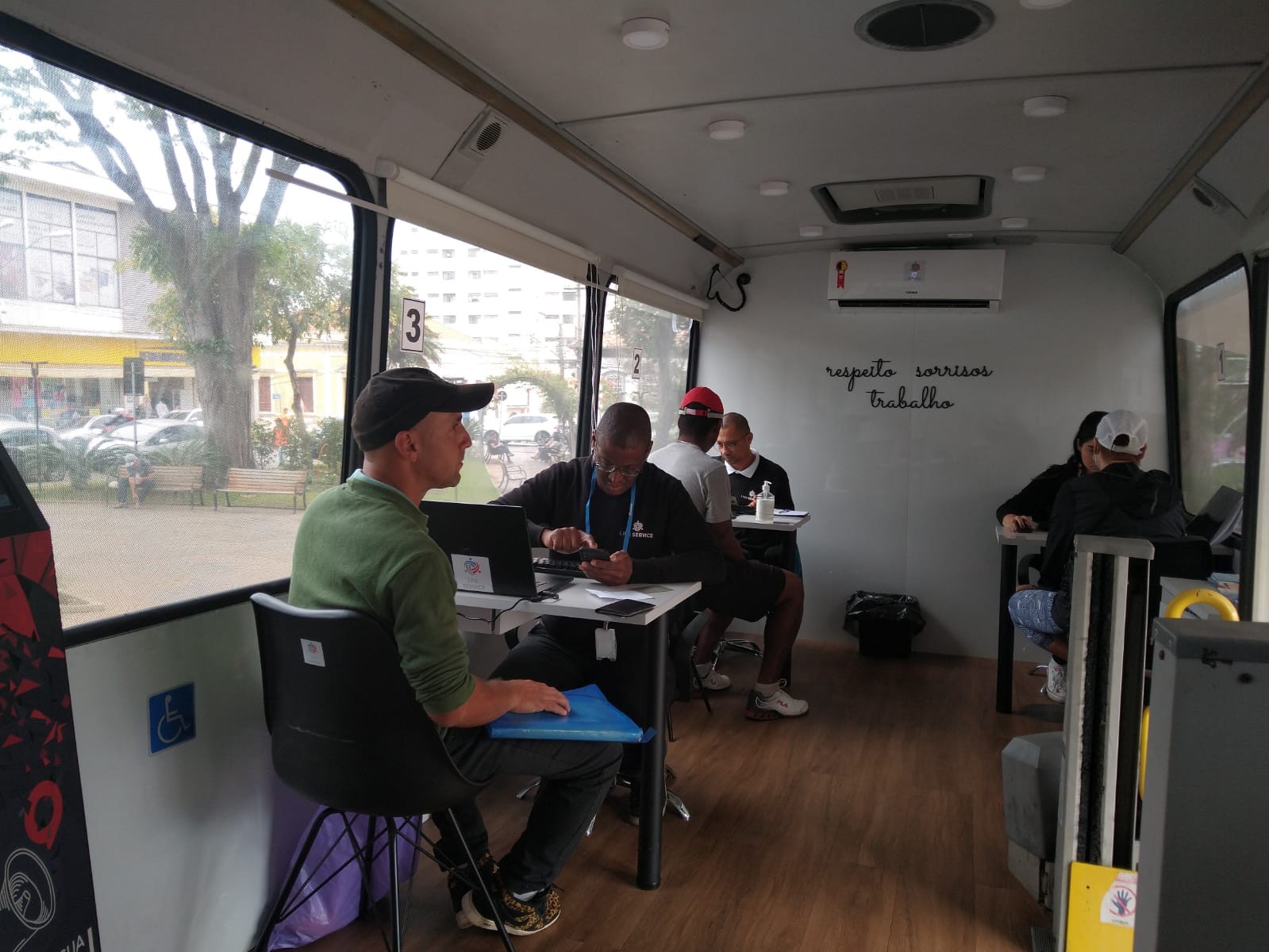 Osasco recebe programa que dá acesso a serviços gratuitos de documentação e orientação judicial