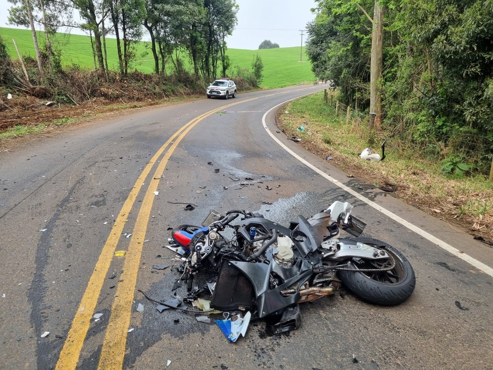 Piloto de moto de luxo do RS morre após grave acidente em rodovia de SC — Foto: PMRv