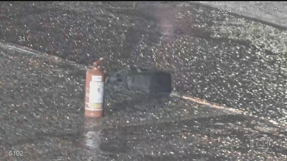 Extintor de incêndio com combustível foi levado pelo autor do atentado. — Foto: TV Globo/Reprodução