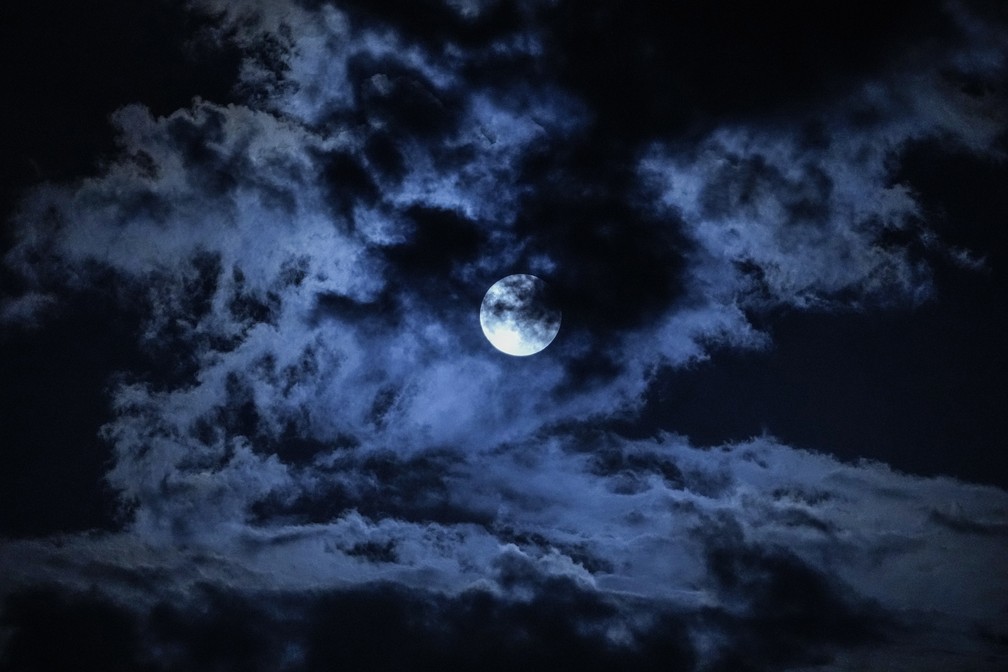 Nuvens passam pela superlua vista em Srinagar, na Caxemira, uma região do norte do subcontinente indiano, hoje dividida entre a Índia, o Paquistão e a China. — Foto: AP