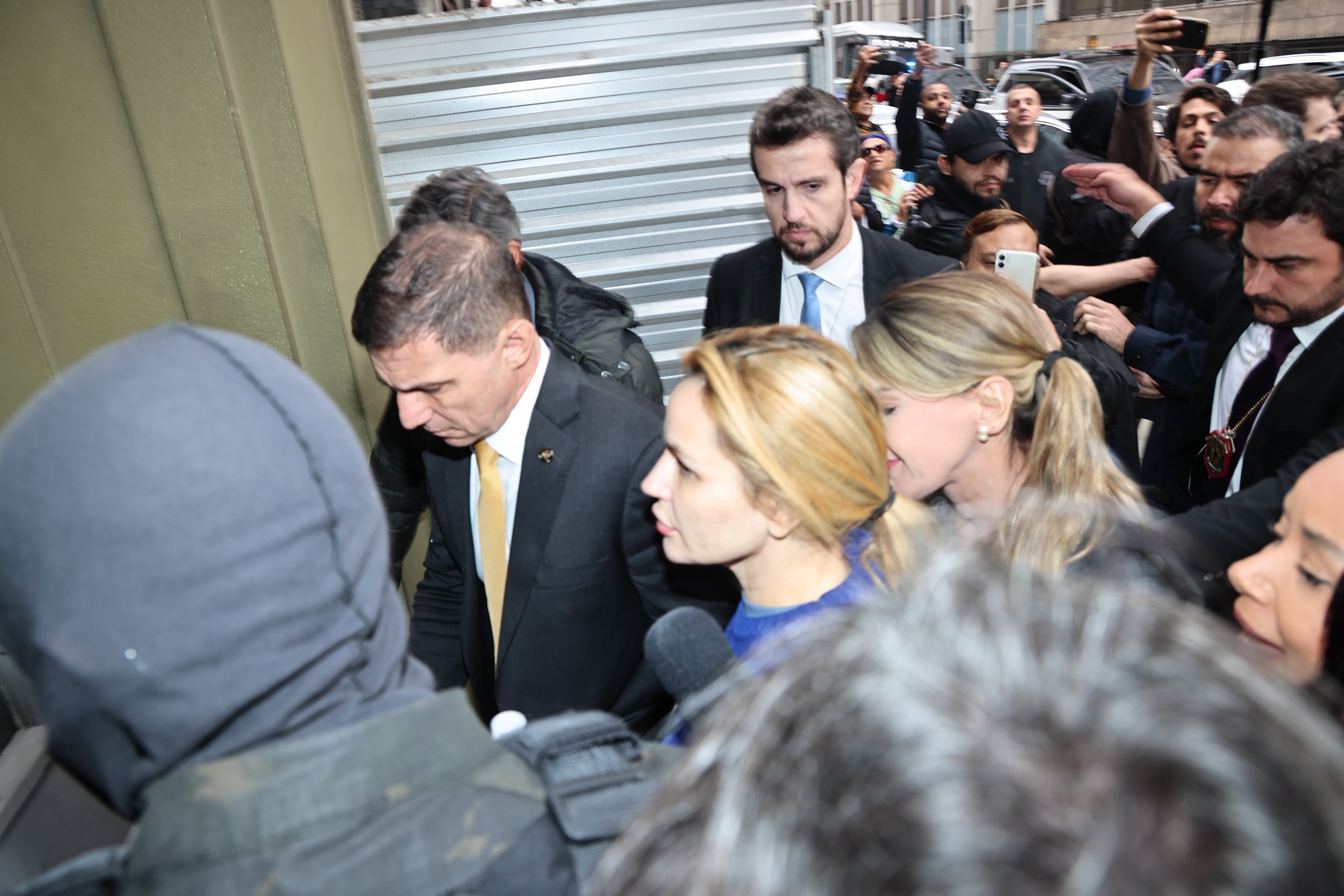 Defesa de Deolane cita filho de 9 anos e pede prisão domiciliar em caso que investiga lavagem de dinheiro do PCC