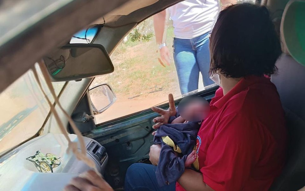 Recém-nascido é encontrado em matagal no norte da Bahia — Foto: Reprodução/Redes Sociais