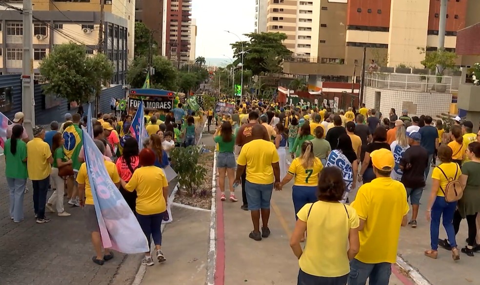 Manifestantes protestam contra ministro do Supremo Tribunal Federal (STF) Alexandre de Moraes, em Fortaleza — Foto: TV Verdes Mares