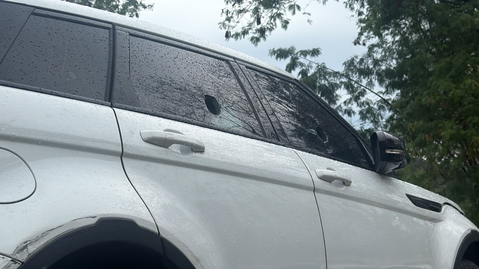 PM apreende carro blindado com seteiras para armas em comunidade na Zona Oeste do Rio