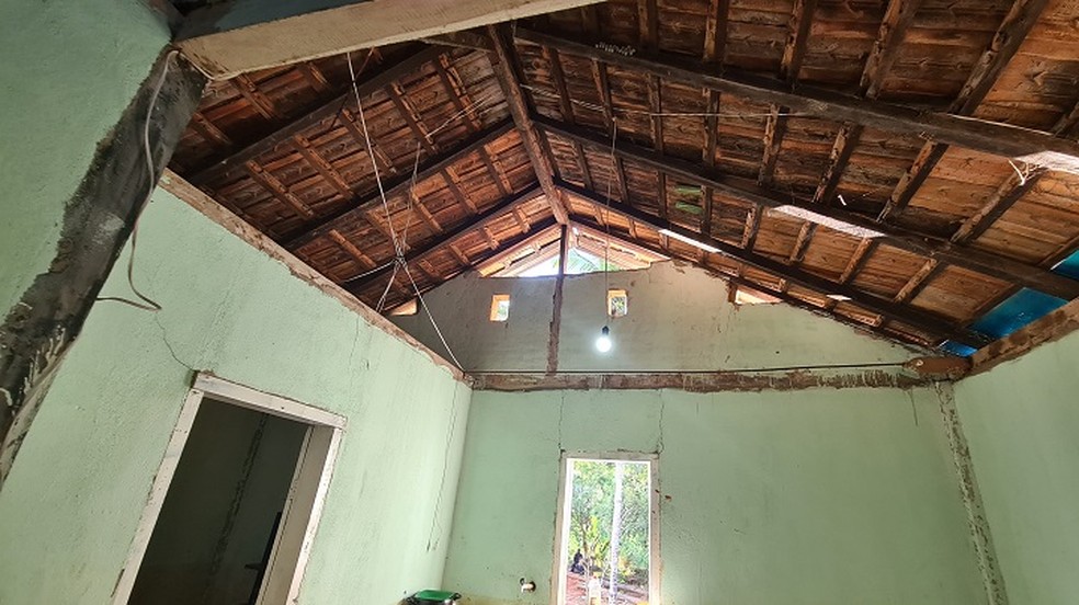 Casa sem forro onde trabalhadores resgatados em situação análoga à escravidão ficavam alojados no ES — Foto: MTE/Divulgação
