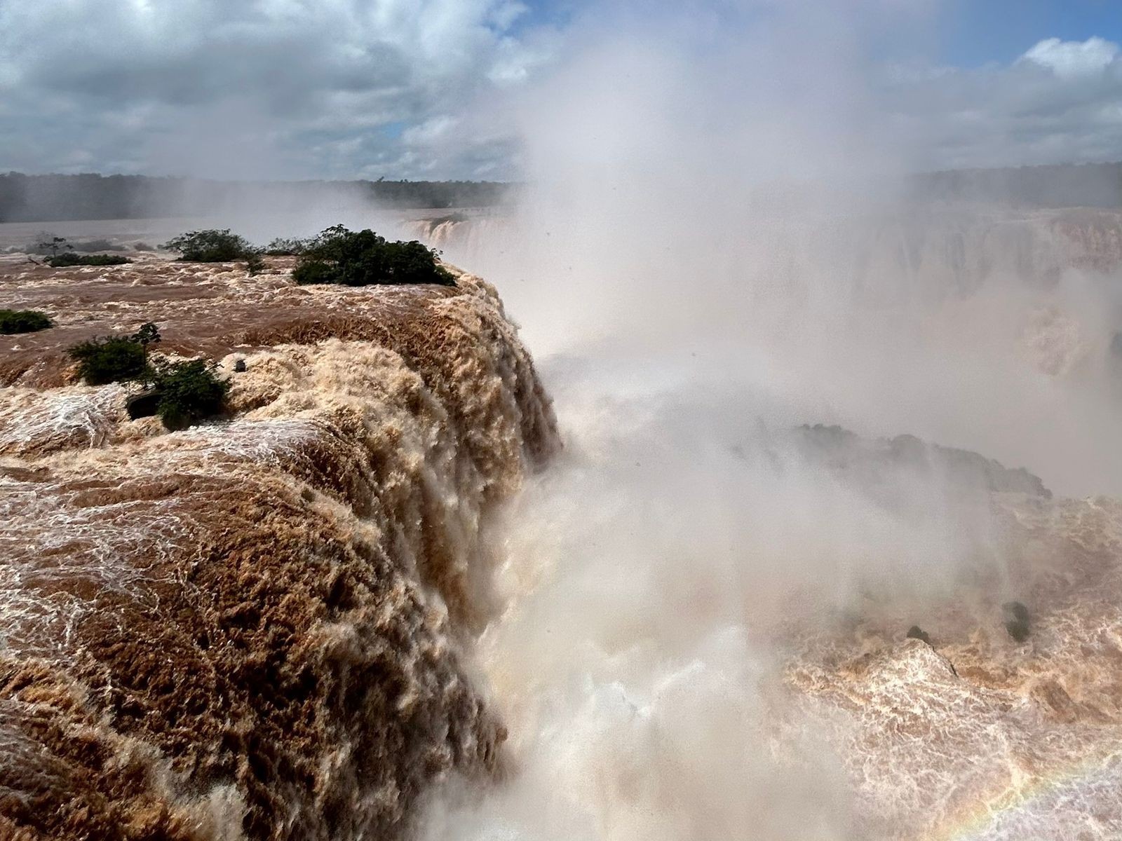 Passarela das Cataratas do Iguaçu é reaberta um dia após vazão cinco vezes acima da média