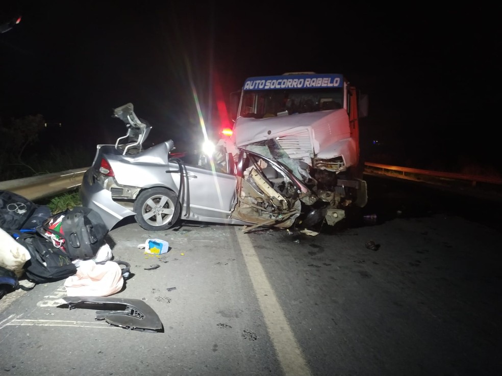 Carro ficou com a frente destruída — Foto: Corpo de Bombeiros