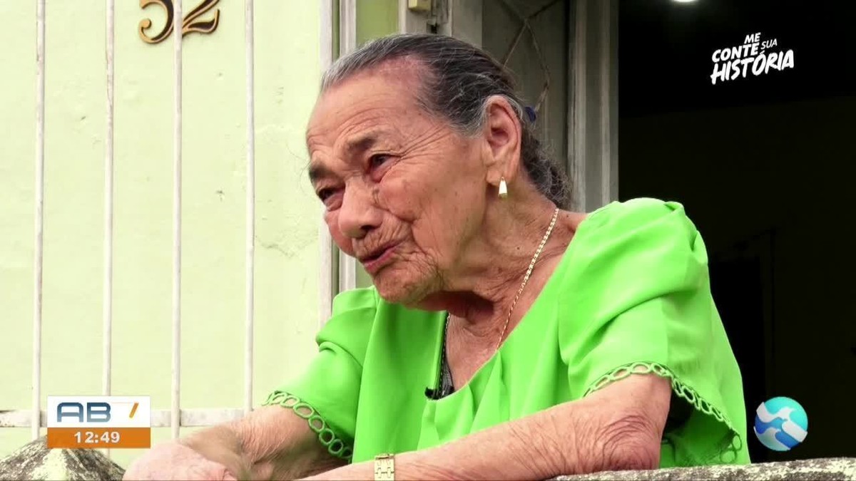 Aos 100 anos de idade, idosa do interior de Pernambuco se dedica a iniciar os estudos em escola municipal