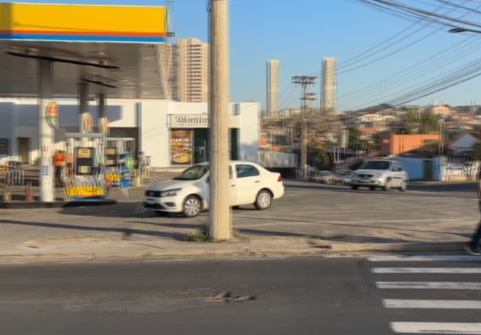 Motoristas invadem posto de combustíveis para fugir de semáforo e cortar caminho: 'Quase fui atropelado', diz frentista