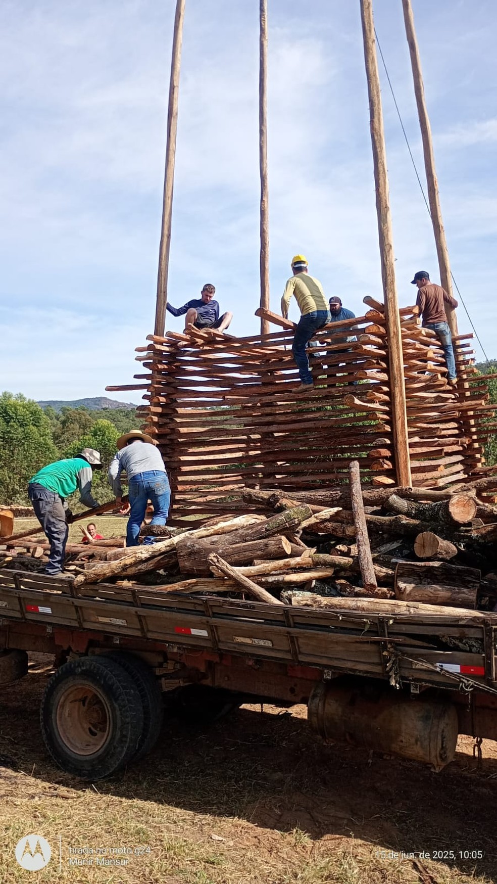 Estrutura da fogueira é montada uma semana antes do evento — Foto: Prefeitura de Carmo do Cajuru/Divulgação