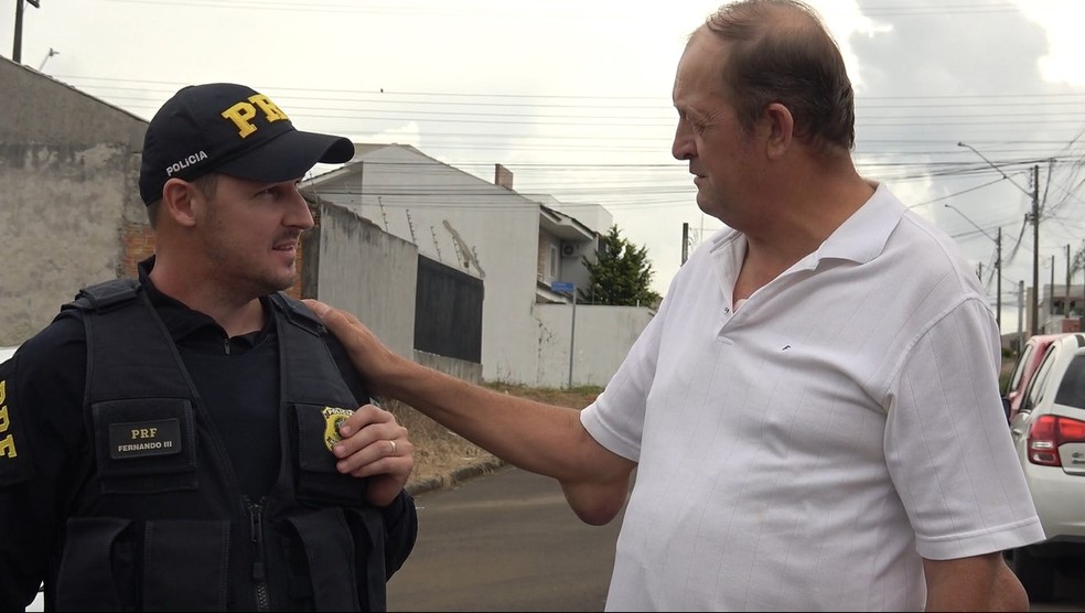 Wilson se reencontrou com os policiais que o salvaram uma semana antes — Foto: RPC