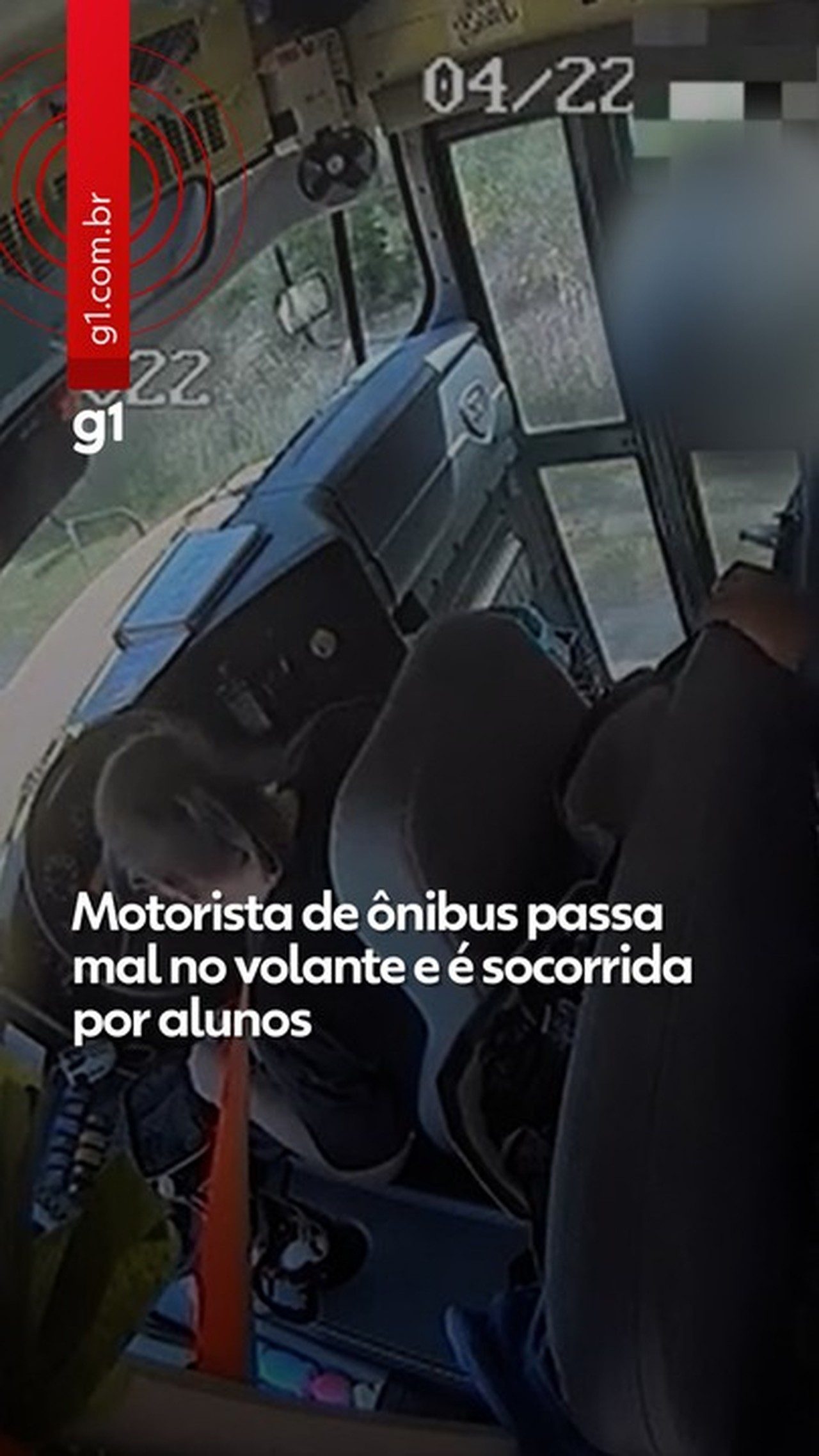 VÍDEO: Alunos assumem volante e evitam acidente após motorista de ônibus escolar desmaiar nos EUA