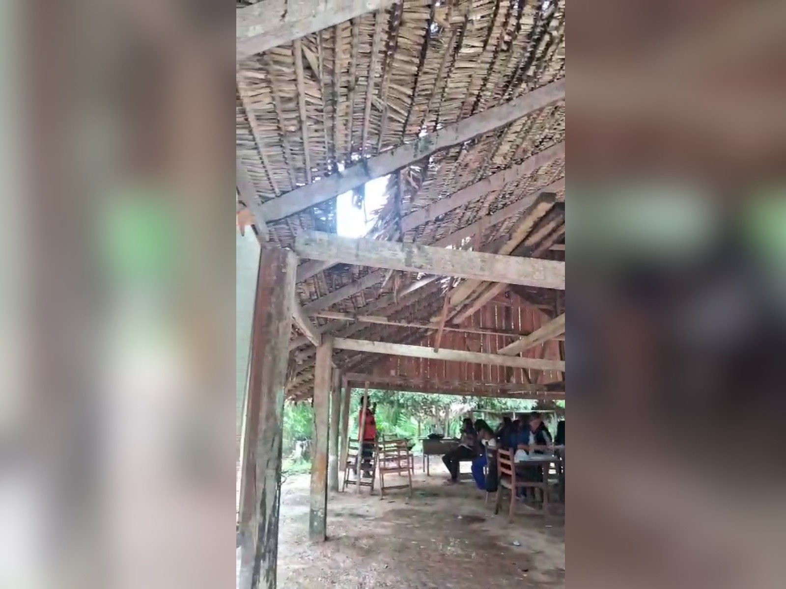 Indígenas relatam escolas cobertas de palha, sem paredes nem piso no AC: 'Chove mais dentro que fora'