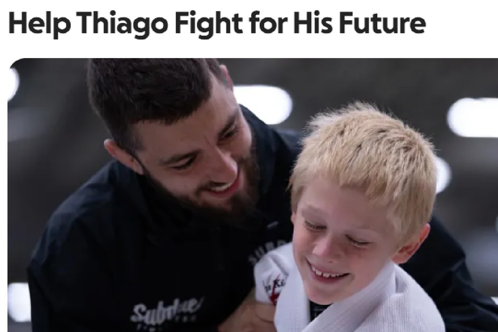 Thiago Brito com aluno em foto na campanha para arrecadar fundos para sua soltura — Foto: Reprodução