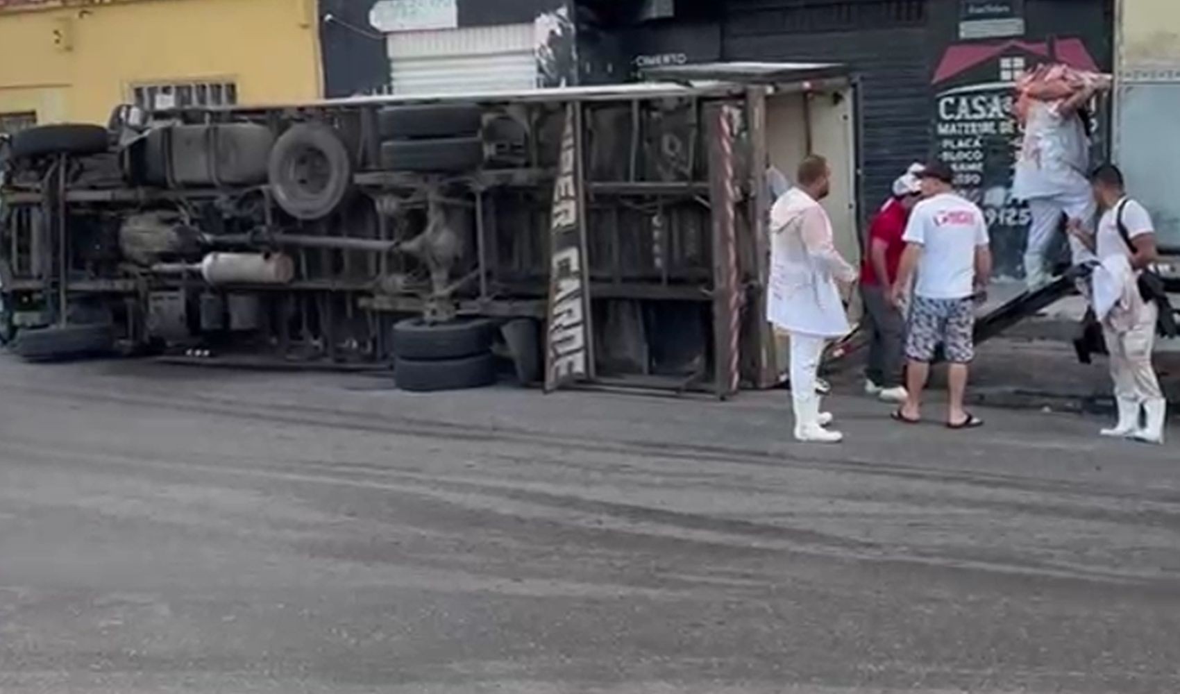Caminhão que transportava carne bovina tomba na Zona Norte de Aracaju