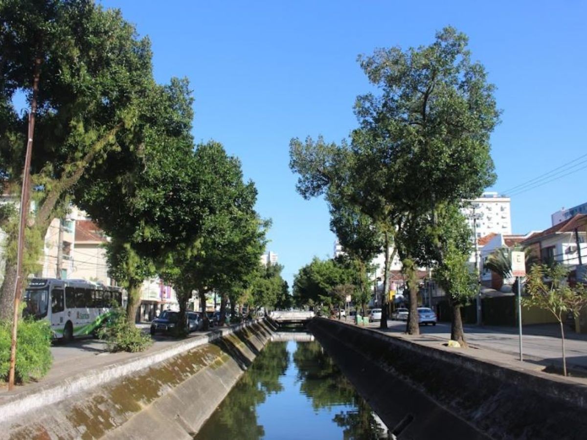 Troca de tubulação da Sabesp interdita trecho do canal 2 em Santos; confira
